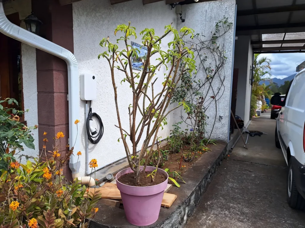 Motais Service is a prominent provider of electrical installation services in Réunion, specializing in delivering comprehensive solutions for both residential and commercial settings